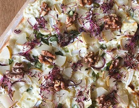 Lecker aussehender Flammkuchen mit Amaranth und Senf Microgreens die in unserem Microgreens Shop gekauft werden können